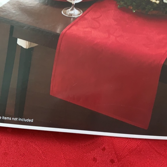NWT🌟Christmas Table Runner - Picture 2 of 8